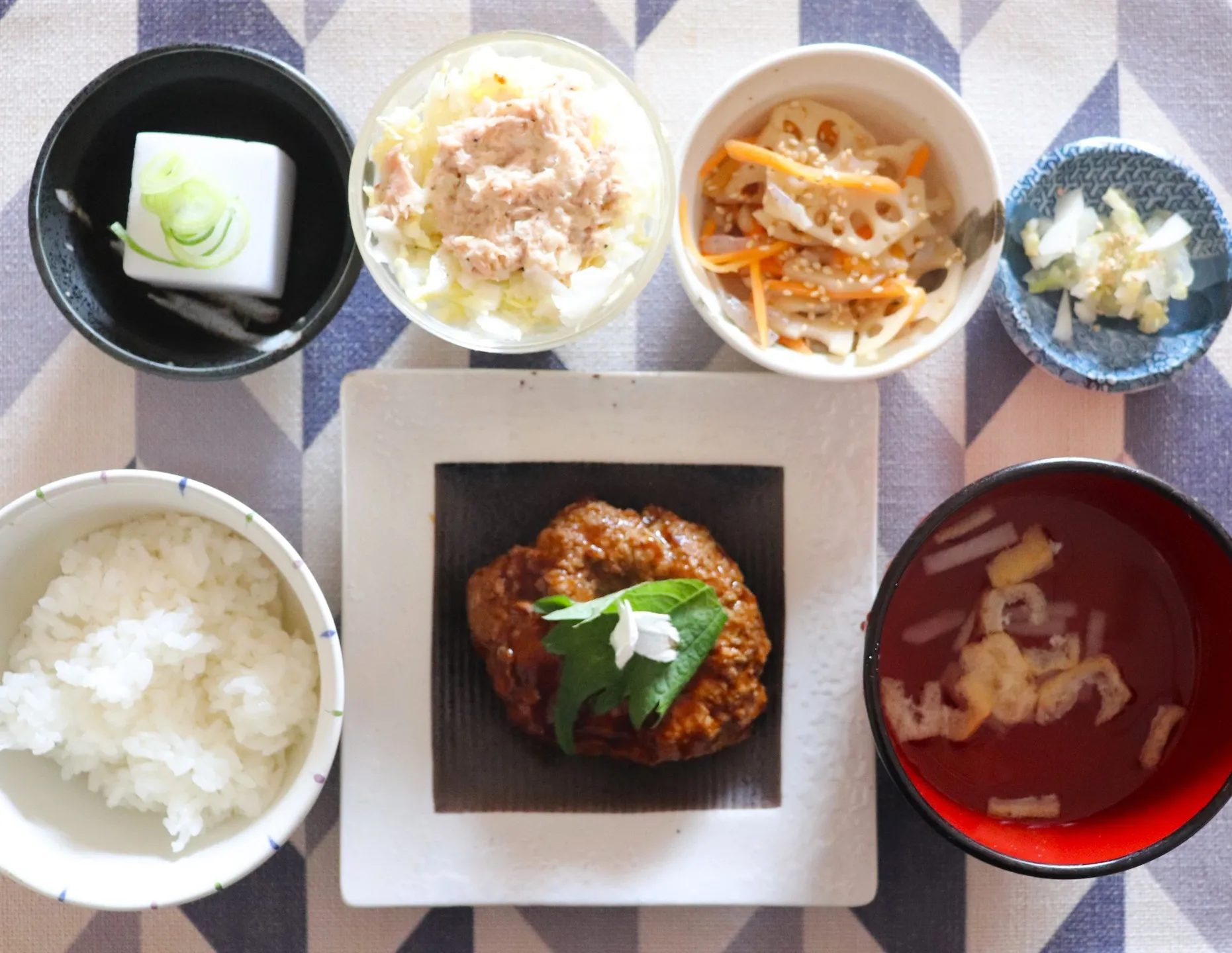 本日のランチは煮込みハンバーグおろしそ!