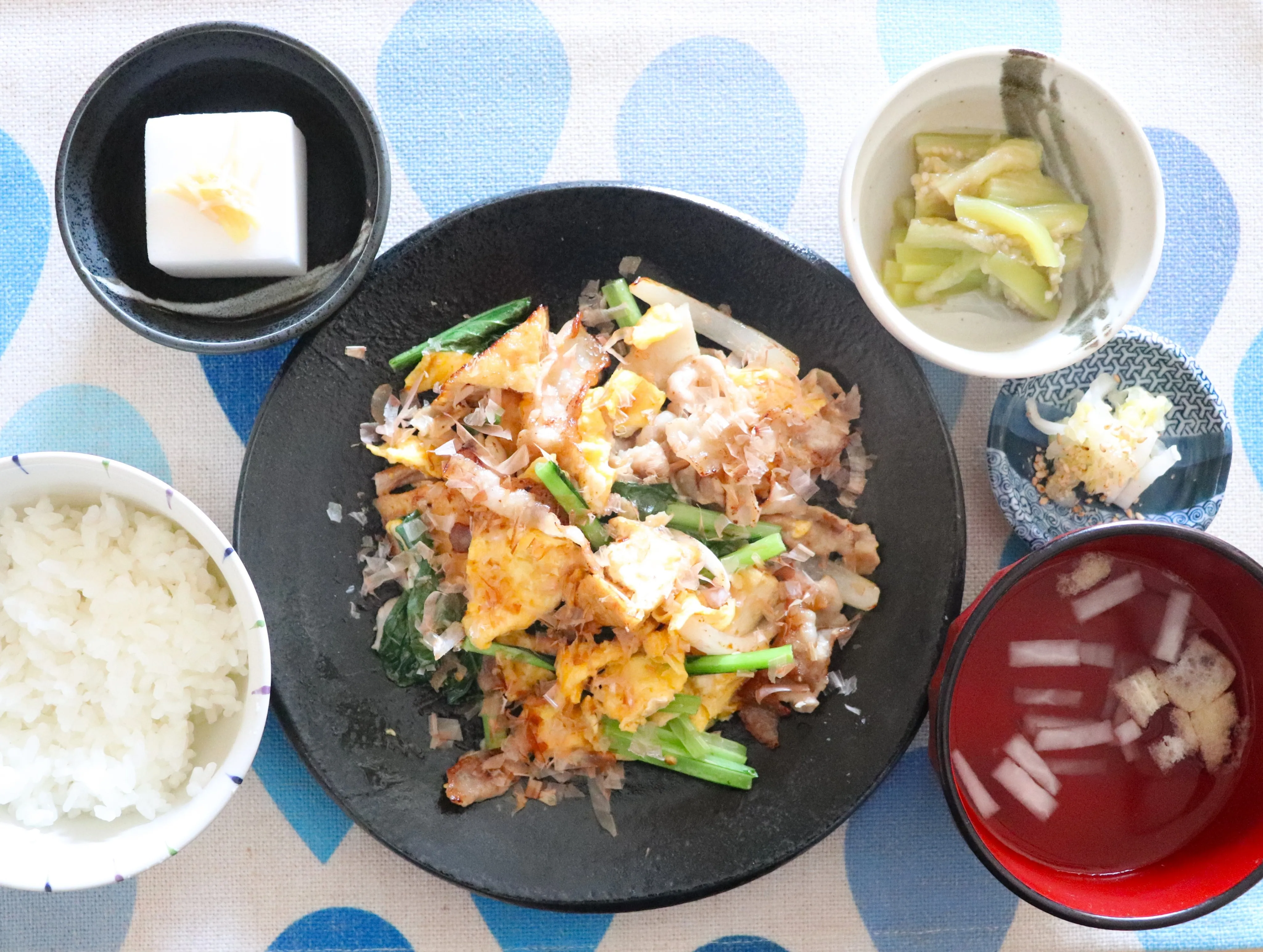 本日のランチは、豚バラ厚揚げたまごのチャンプル!