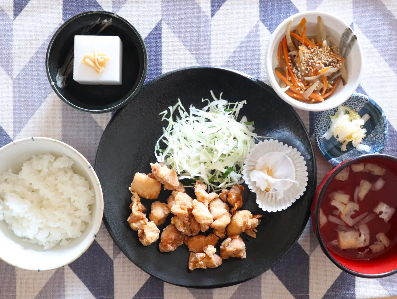 本日のランチは、鶏もも唐揚げおろしポン酢!
